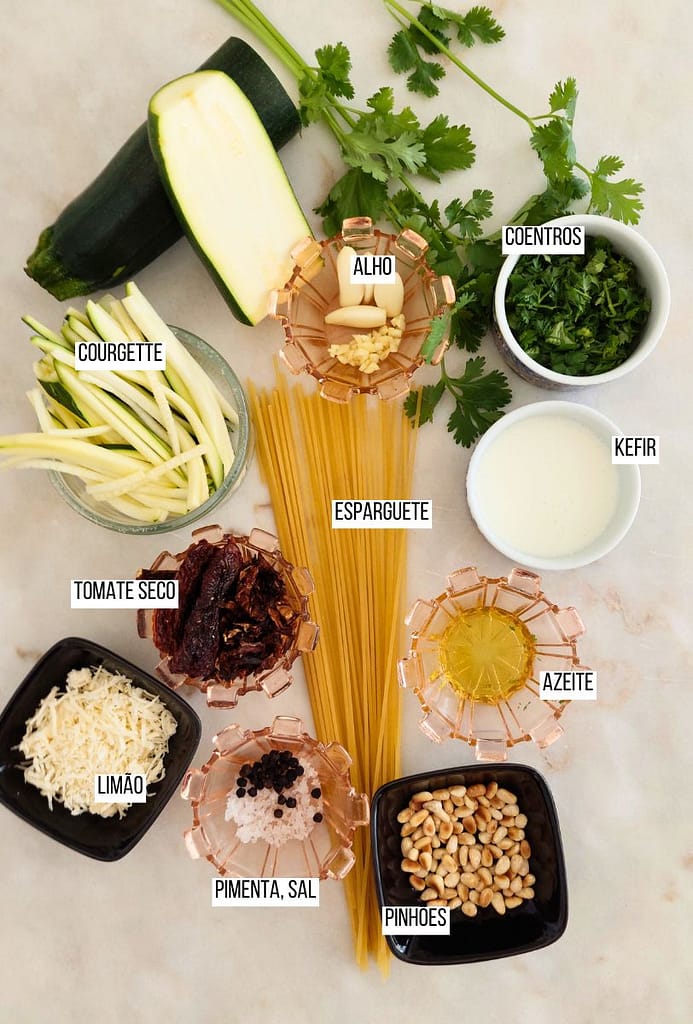 Ingredientes dispostos na pedra para receita de pasta saudável e rápida