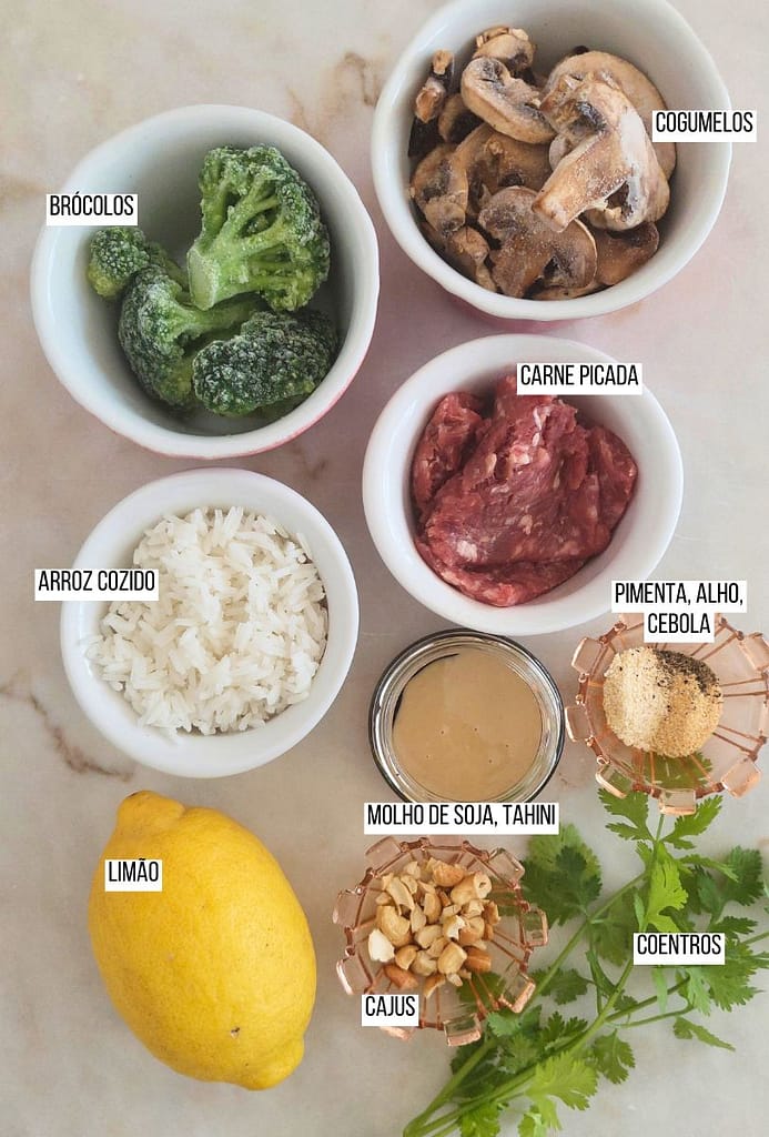 Ingredientes dispostos na pedra para receita saudável e rápida