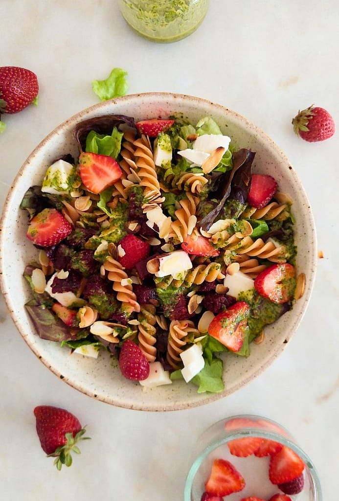 Salada de morangos mozzarella e fusilli salada de verão leve e saudável