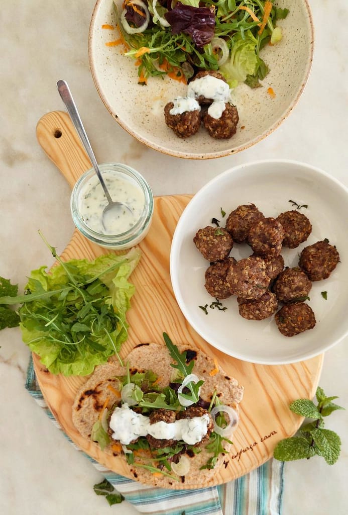 Almondegas assadas na airfryer Fáceis e Saudáveis servidas em tortillas com molho de iogurte