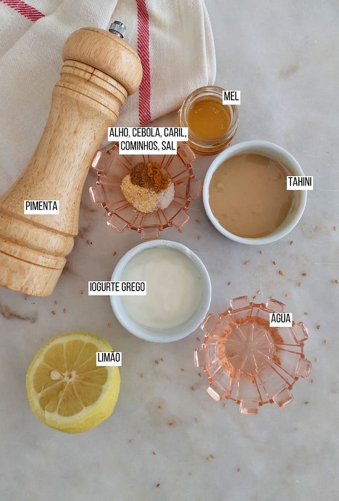Ingredientes dispostos na pedra para receita caseira de molho cremoso e saudável