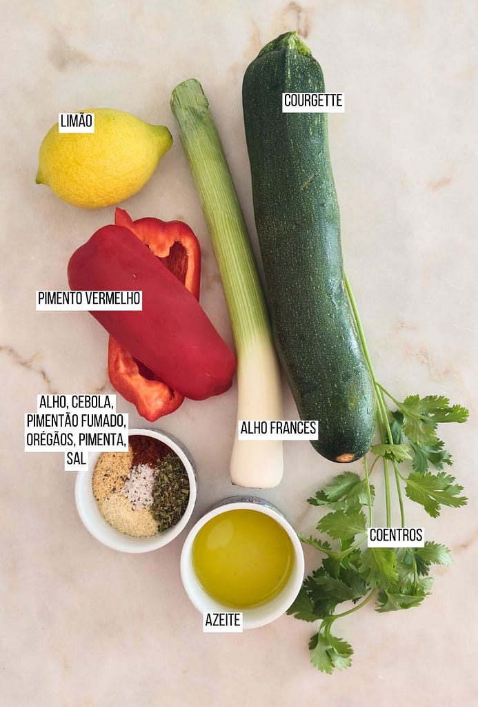 Ingredientes dispostos na pedra para receita de acompanhamento fácil leve e rápido