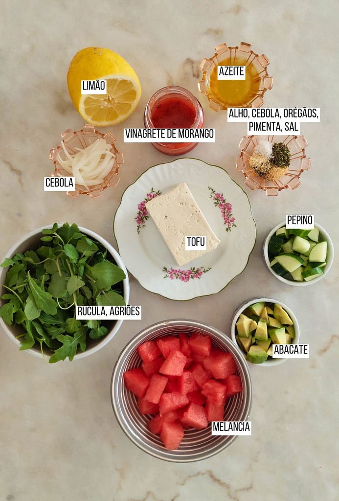 Ingredientes dispostos na pedra para receita de refeição saudável e rápido para refeição de verão