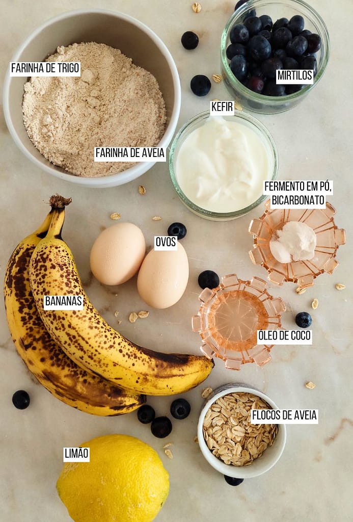 Ingredientes dispostos na pedra para receita rápida, fácil fit de pequeno-almoço e lanche