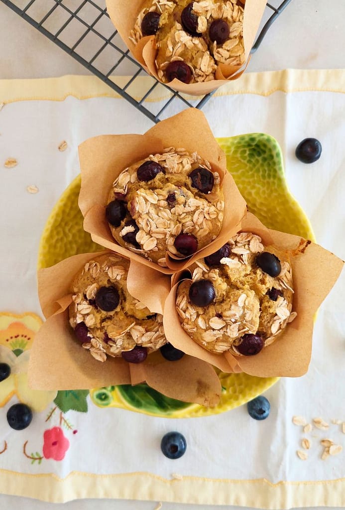 Receita rápida de Muffins saudáveis de Mirtilos e banana ideais para pequeno-almoço fáceis e saborosos para o menu semanal de setembro.