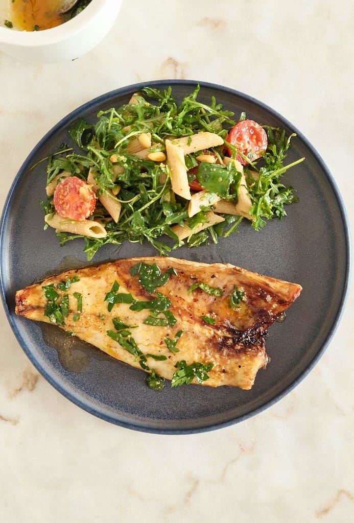 Robalo grelhado na Airfryer servido com salada de massa e rúcula