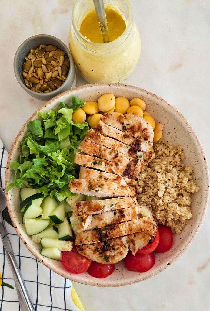 Salada de peru com quinoa e molho de iogurte Receita fácil