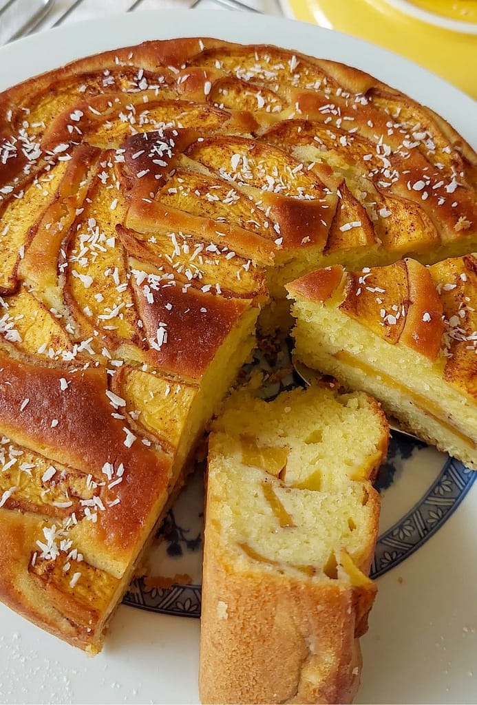 Fatia de bolo de pêssego saudável servida num prato