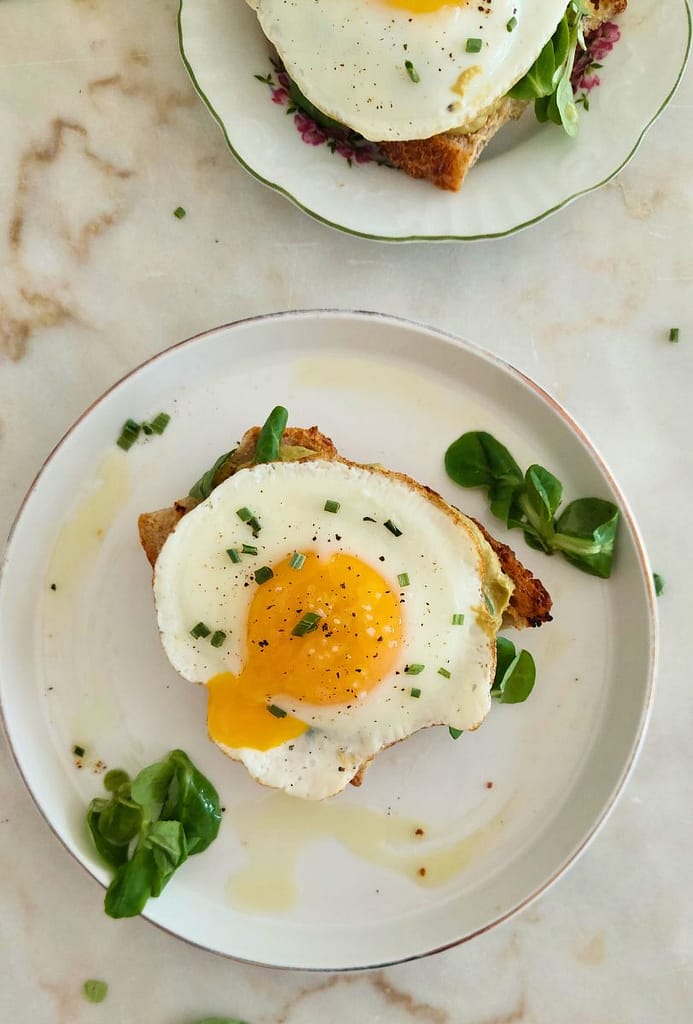 Brunch saudável com abacate tosta com ovo e pesto