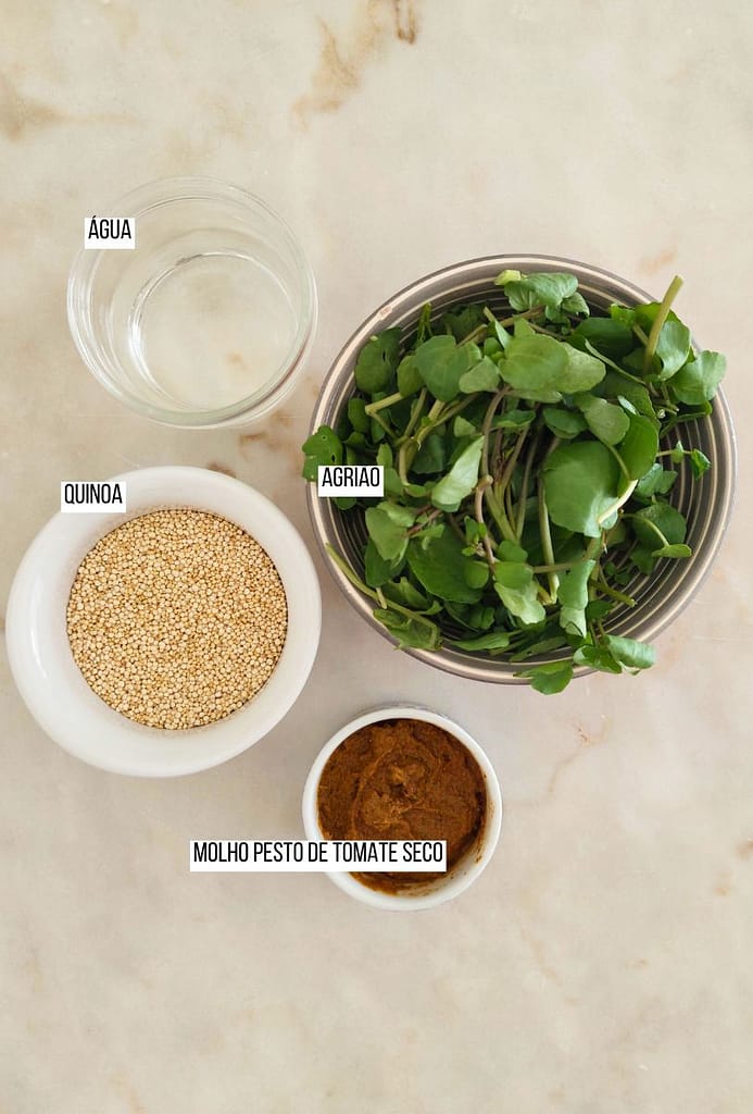 Ingredientes dispostos na pedra quinoa, pesto rosso, agriões