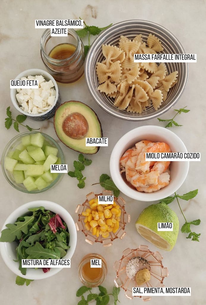 Ingredientes dispostos para salada de verão