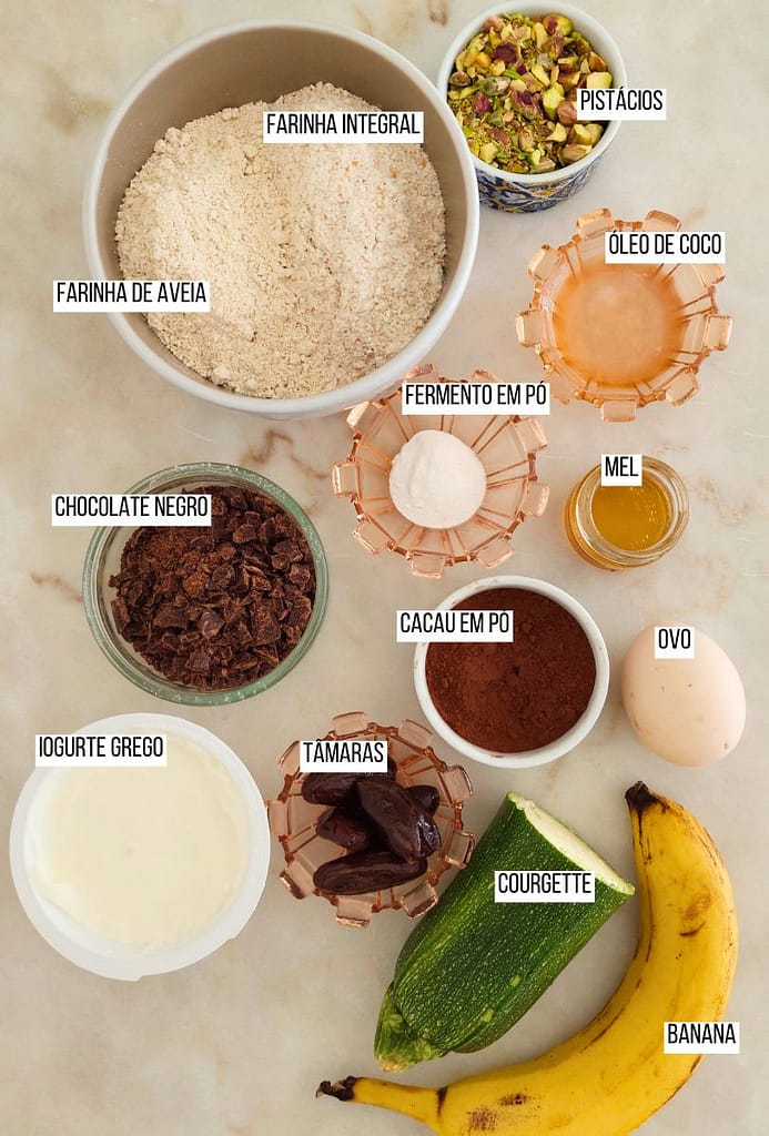 Ingredientes dispostos para sobremesa saudável e decadente