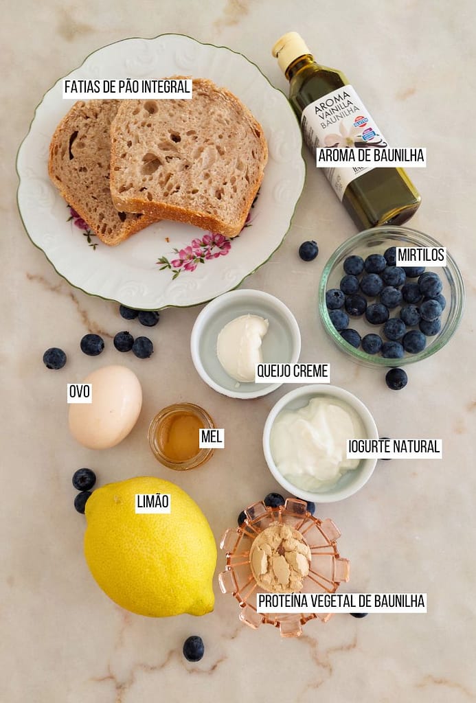 Ingredientes para pão recheado com creme de iogurte e mirtilos