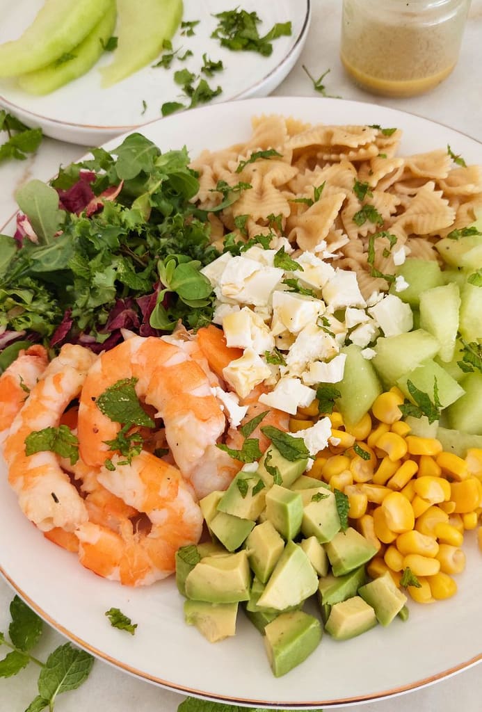 Receita Fácil e Saudável Salada de Massa com Camarão, Abacate e Meloa