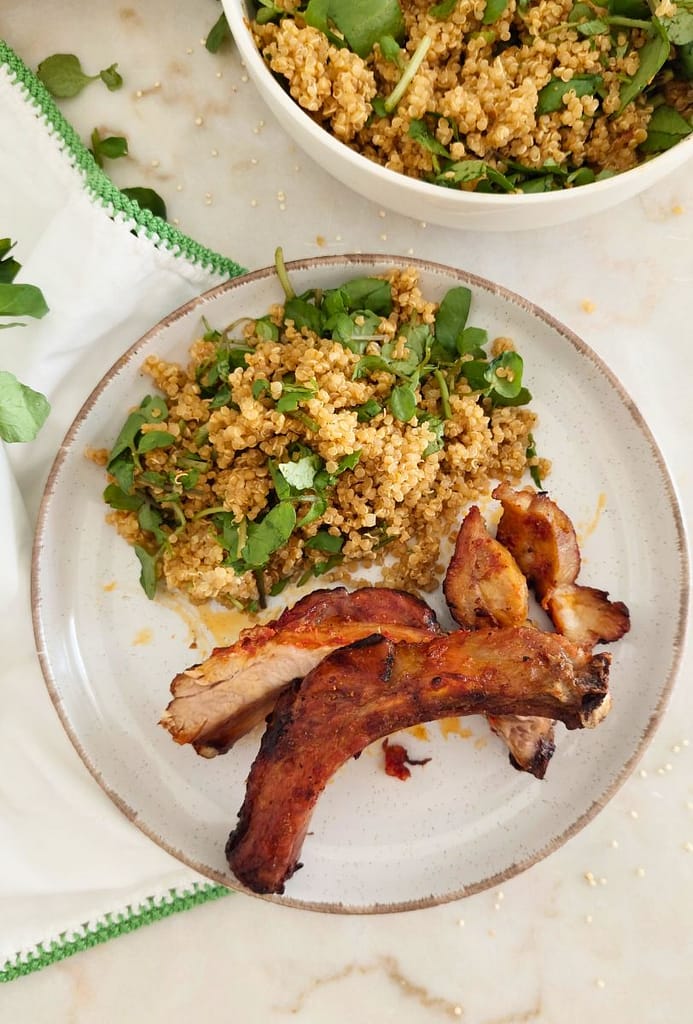 Acompanhamento de quinoa com agrião ao lado de entrecosto grelhado