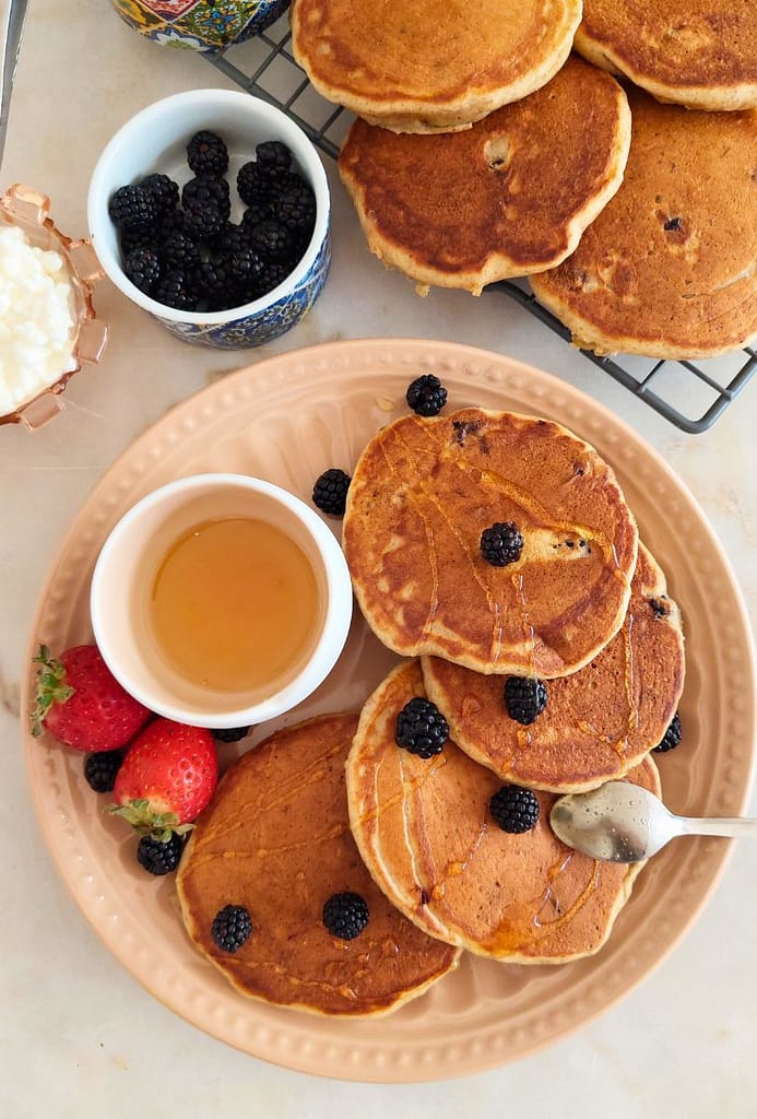 Panquecas fofas de fermento natural servidas com frutos vermelhos para brunch