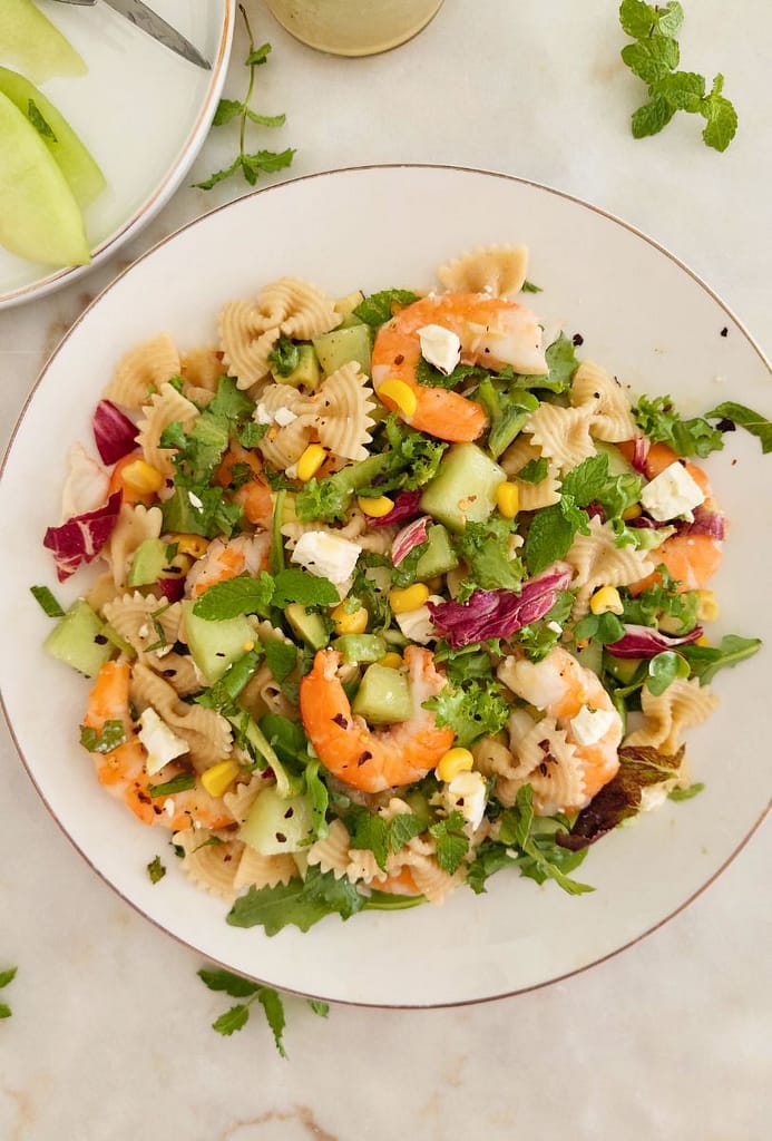 Receita caseira de Salada de Massa com Camarão, Abacate e Meloa