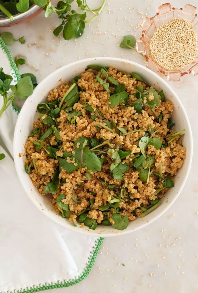 Salada fria de quinoa com pesto de tomate seco pronta para servir