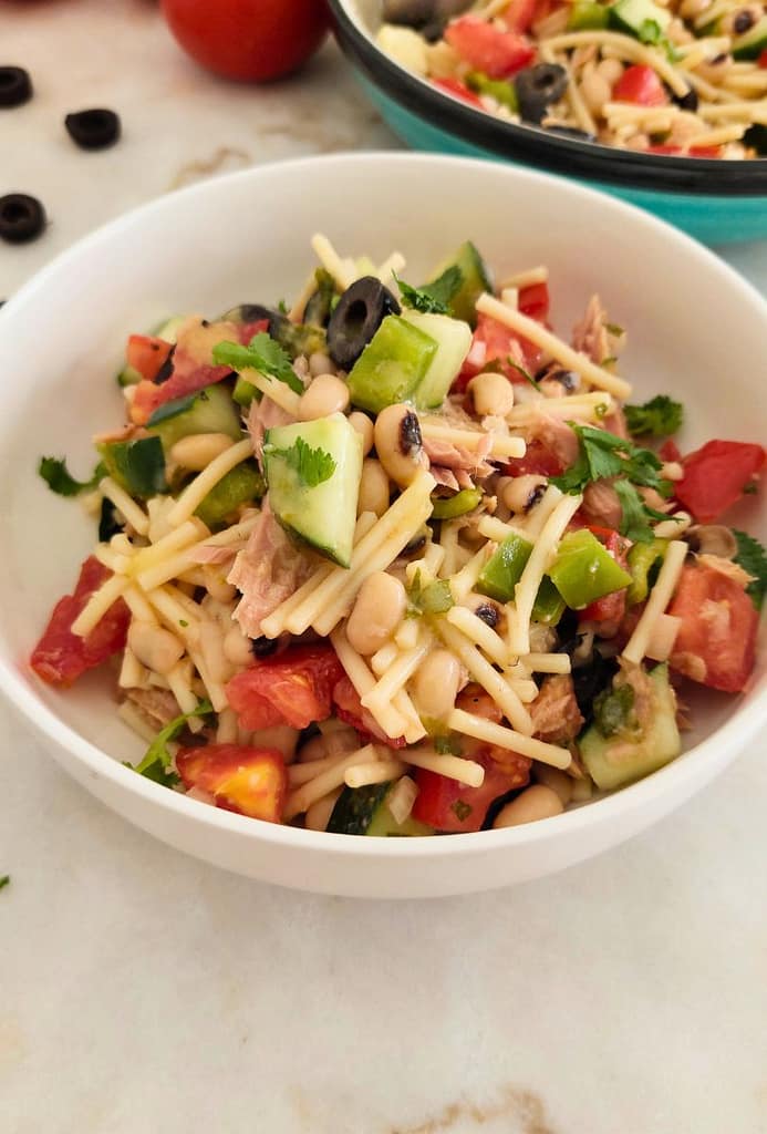 Salada fresca de atum, massa e feijão frade servida com ervas aromáticas