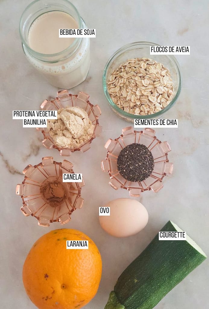 Ingredientes dispostos, laranja, aveia, courgette, bebida de soja
