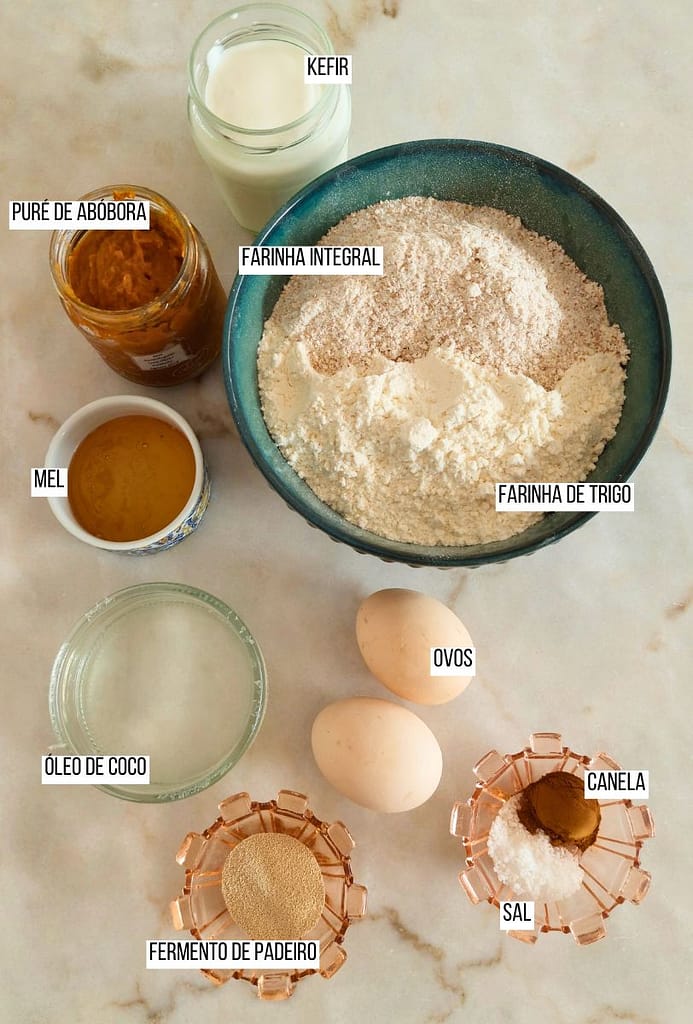 Ingredientes dispostos para waffles, abóbora, farinha integral, ovos, fermento e mel