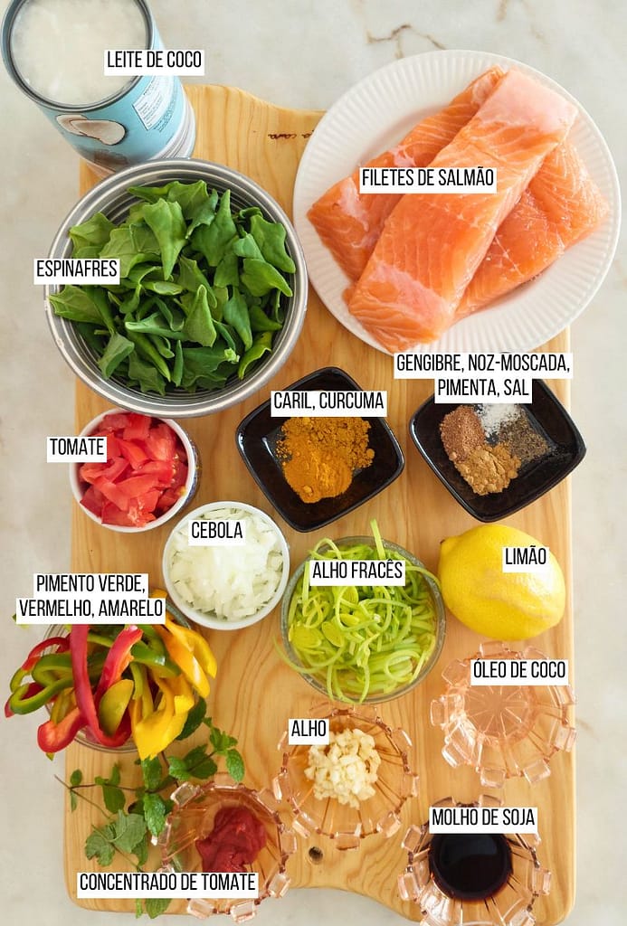 Ingredientes frescos para caril de salmão e legumes
