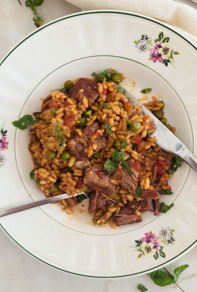 Close-up do estufado de vitela com arroz e ervilhas na panela de pressão