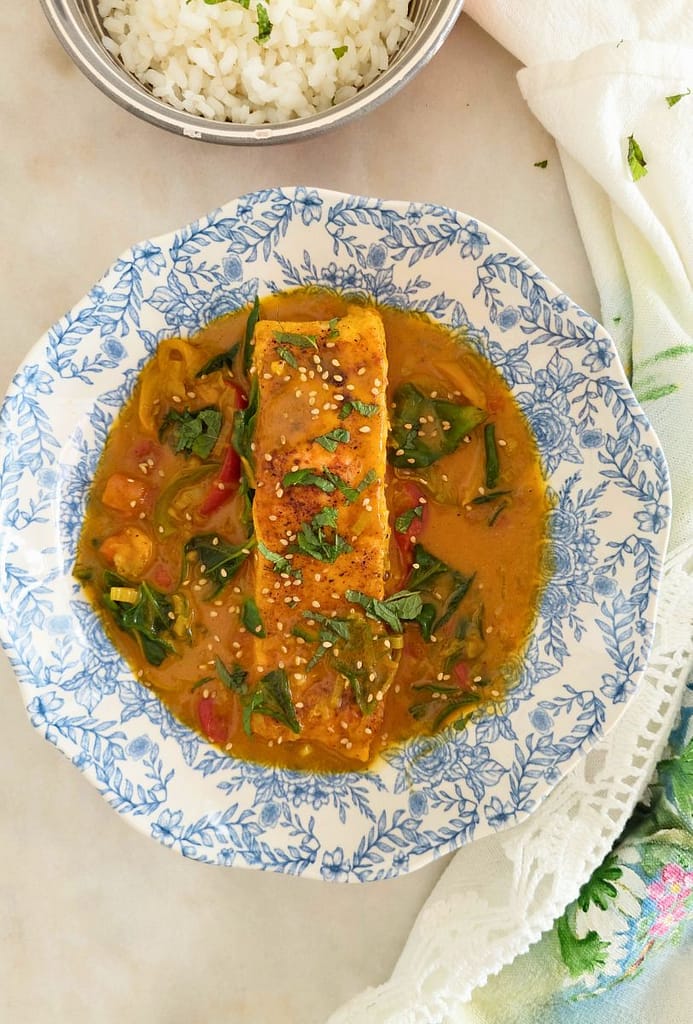 caril de salmão com legumes e molho de coco servido num prato e polvilhado com coentros picados: menu semanal janeiro 2026
