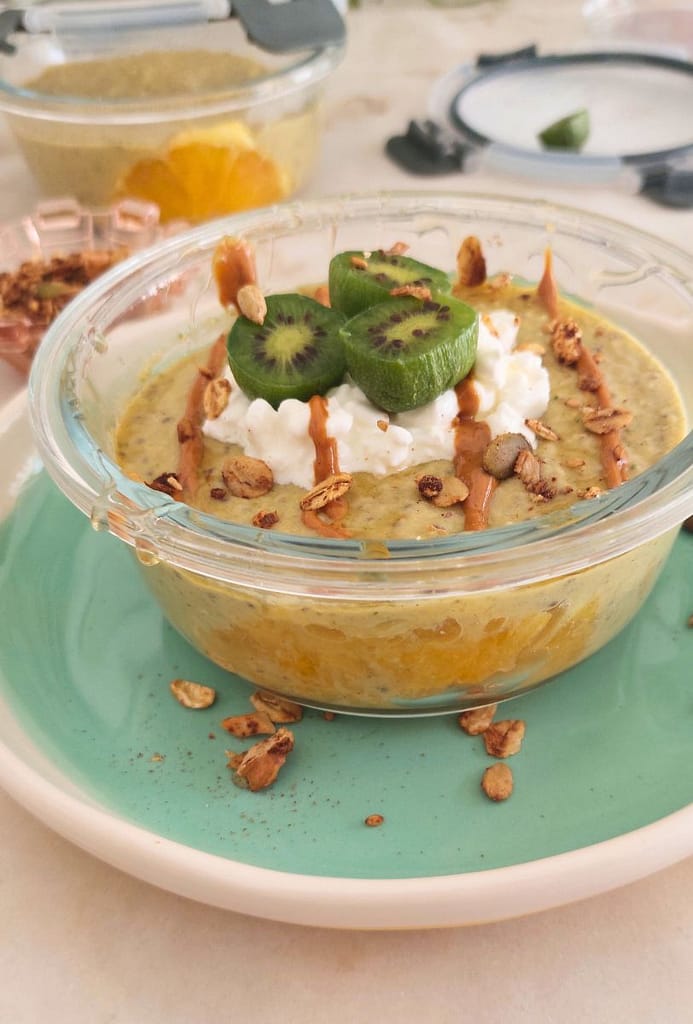 Papas de Aveia Proteicas com Laranja e courgette numa taça– Pequeno-Almoço Saudável