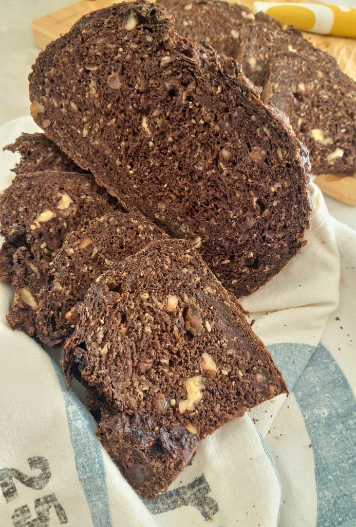 Pão de alfarroba e aveia nozes e passas cortado em fatias