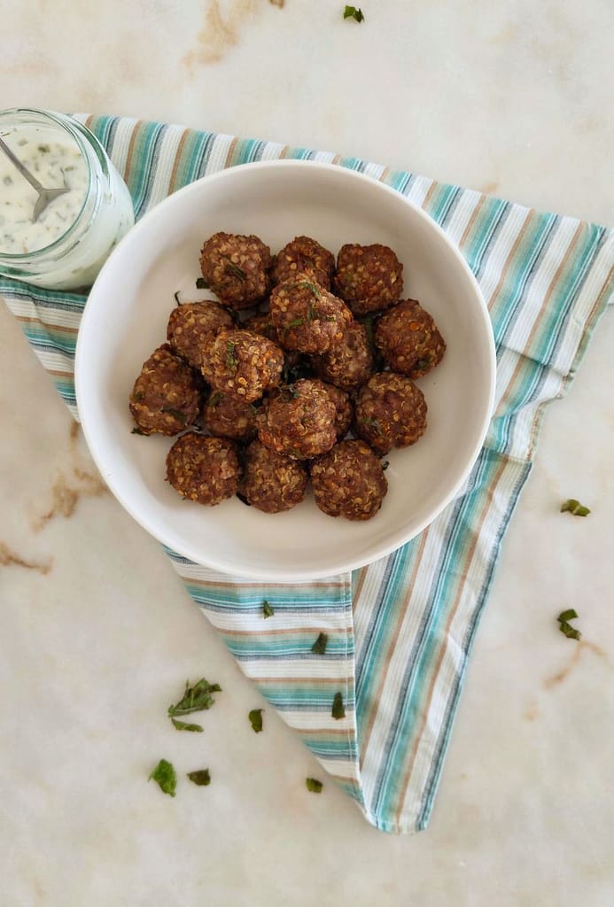 Almondegas com quinoa servidas na taça branca:Fáceis e Saudáveis na Airfryer Menu semanal