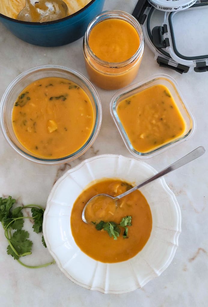 Creme de maruca com legumes no prato e armazenada em recipientes herméticos