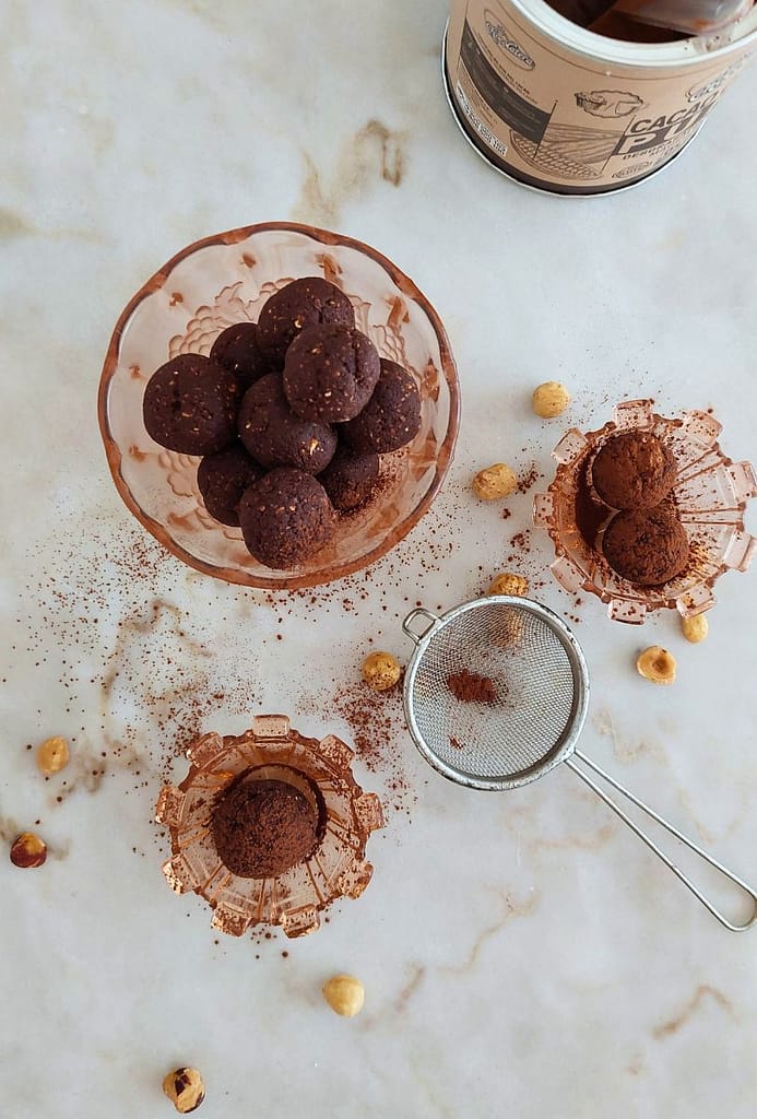 Energy Balls de Avelã Proteicas servidas com cacau na taça: menu semanal