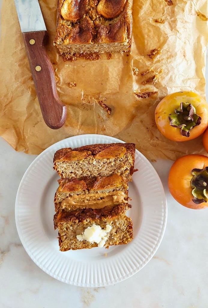 Fatias de pão de aveia e diospiro com textura fofa e húmida
