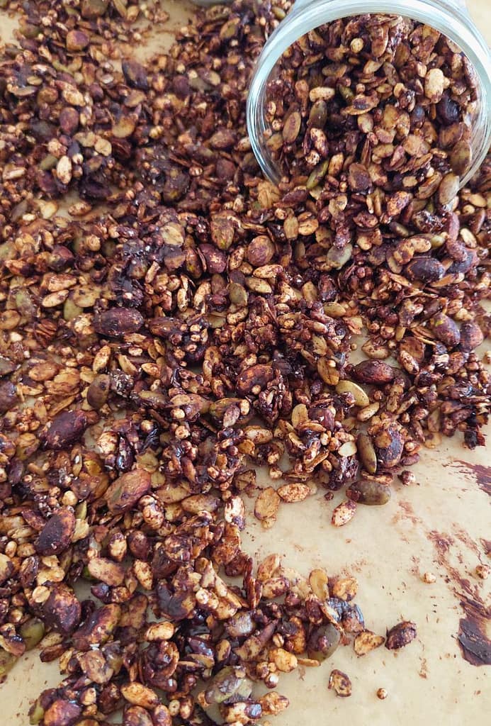 Granola caseira com pistácios, sementes e chocolate pronta para servir