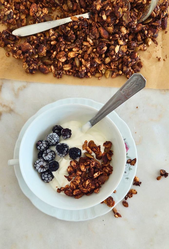 Granola de chocolate e pistácio crocante armazenada em frasco hermético