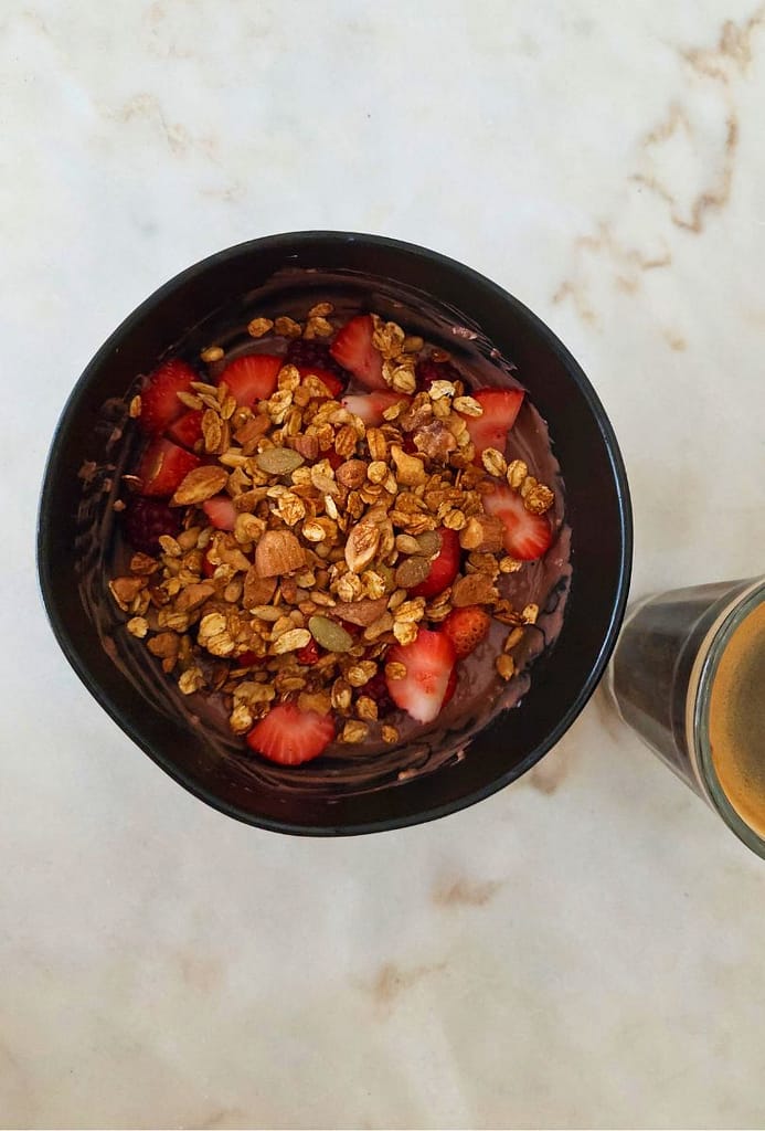 Bowl de iogurte com topping de Granola de manteiga de amendoa e laranja