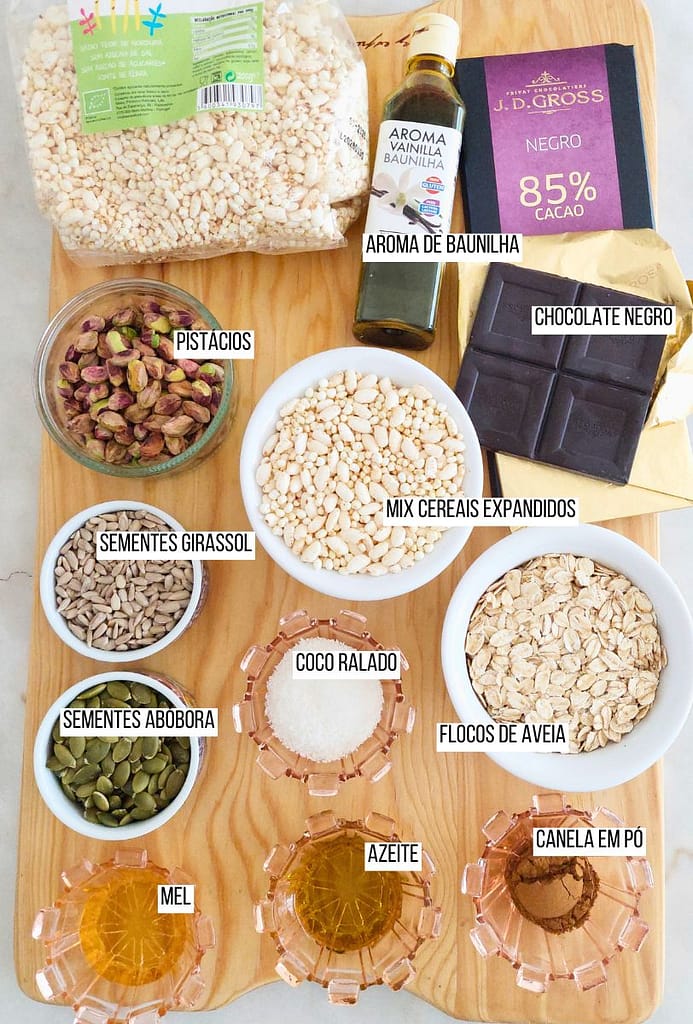 Ingredientes aveia, mix de cereais, pistácios, sementes de girassol e abóbora antes da mistura