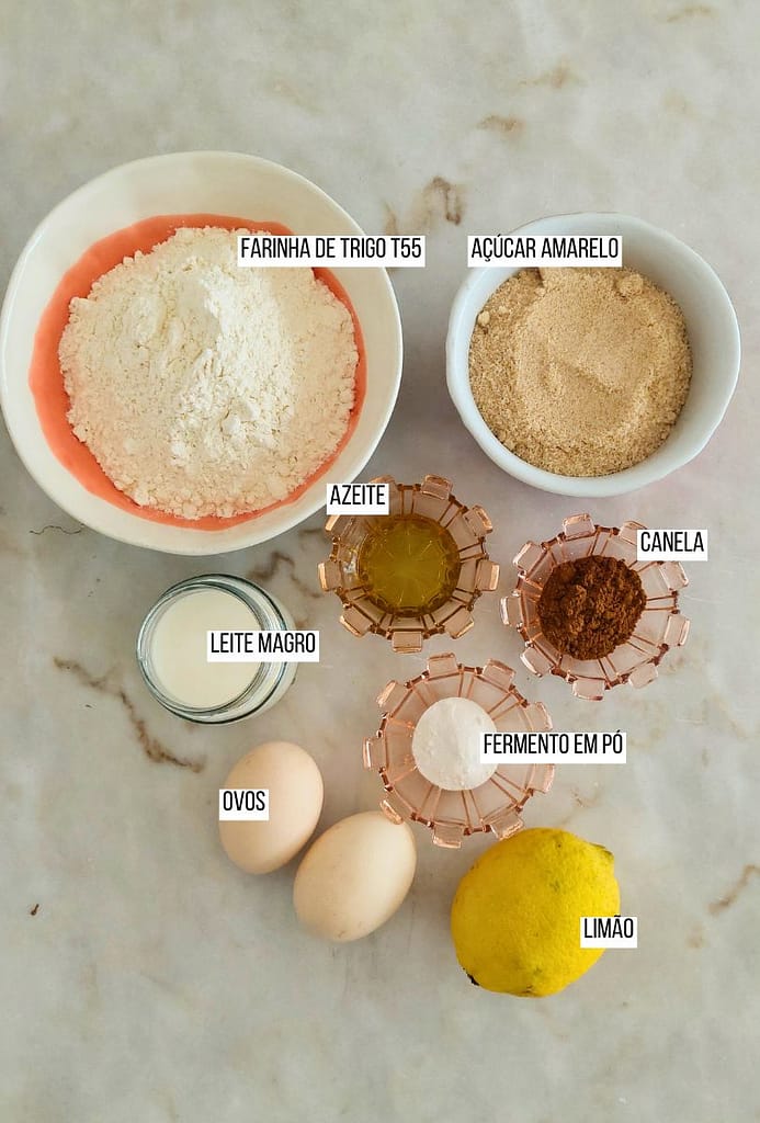Ingredientes dispostos na bancada farinha, ovos e açúcar