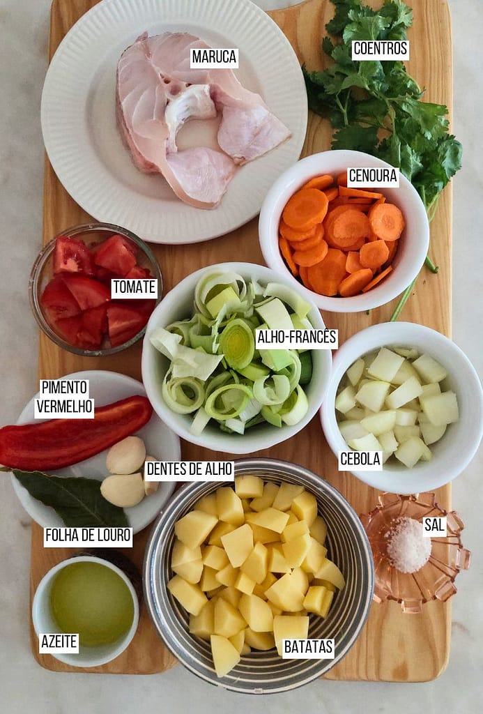 Ingredientes dispostos para creme de sopa de peixe