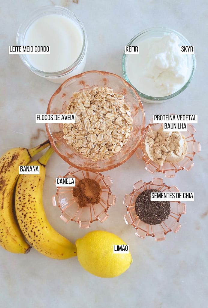 Ingredientes dispostos para papas de aveia com banana e Skyr