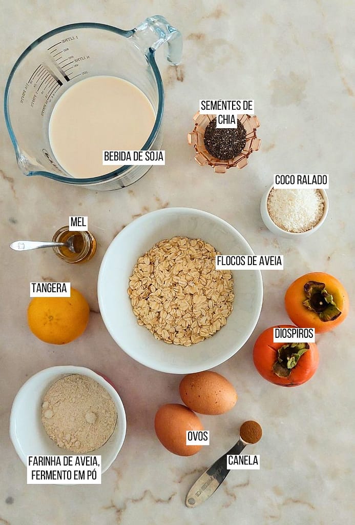 Ingredientes dispostos para preparar receita de pequeno almoço saudável