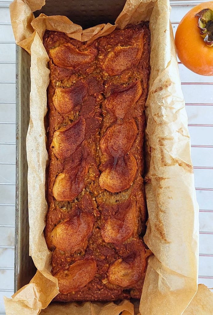 Pão de aveia e diospiro acabado de fazer, dourado e húmido