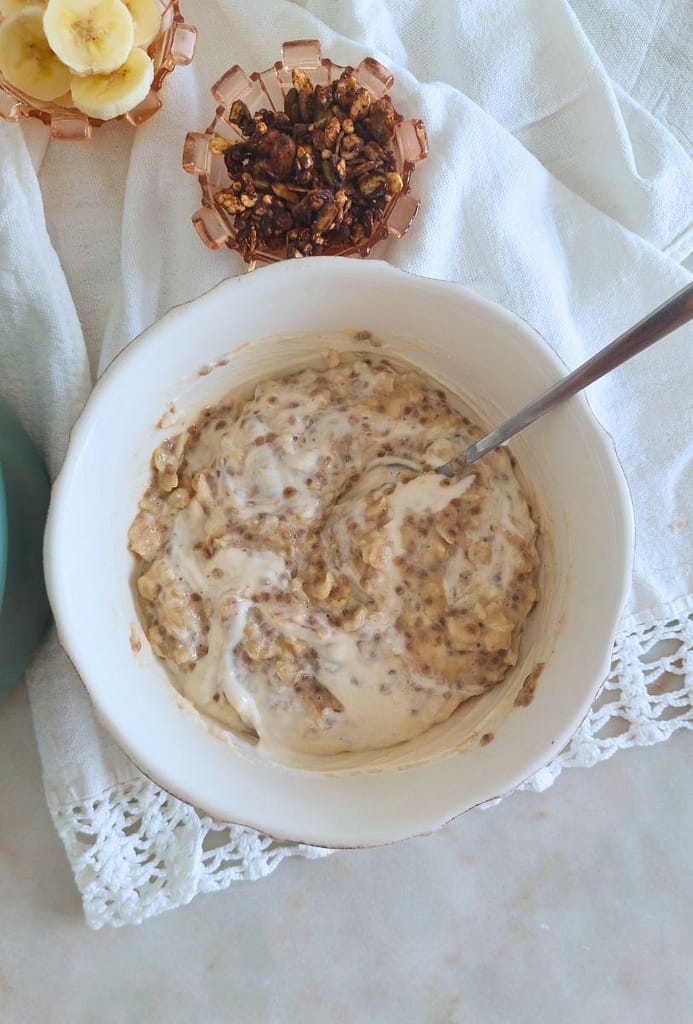 Papas de Aveia Cremosas com Banana e Skyr servidas numa taça com topping de granola