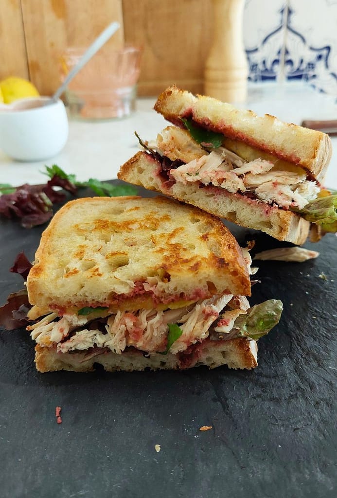 Sandes de Peru com Pasta de Beterraba cortada a meio: Menu semanal