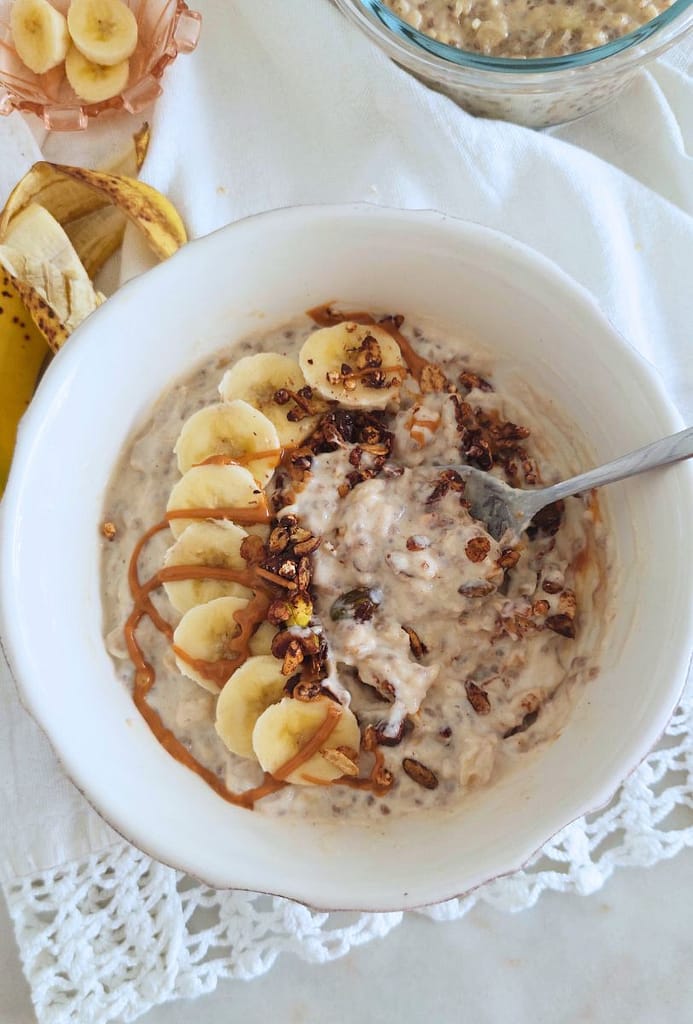 close up Papas de Aveia Cremosas com Banana e Skyr servidas numa taça