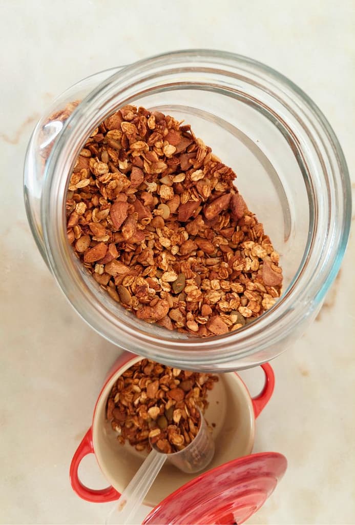 granola caseira de manteiga de amêndoa e laranja no frasco
