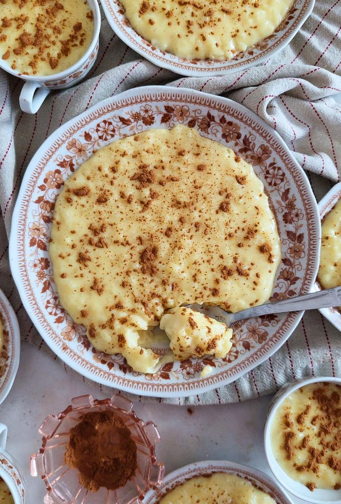 Pratos e chavena com Arroz Doce de Baunilha Cremoso