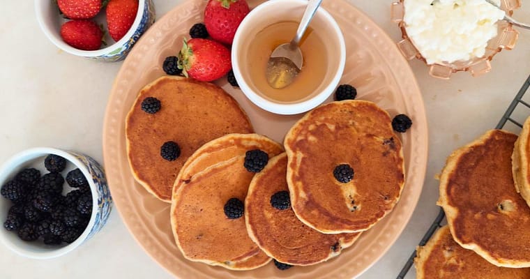 Panquecas de Descarte de Fermento Natural com Amoras – Fofas e Saudáveis