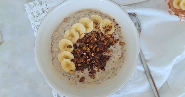 Papas de Aveia Cremosas com Banana e Skyr: Receita Saudável e Rica em Proteína